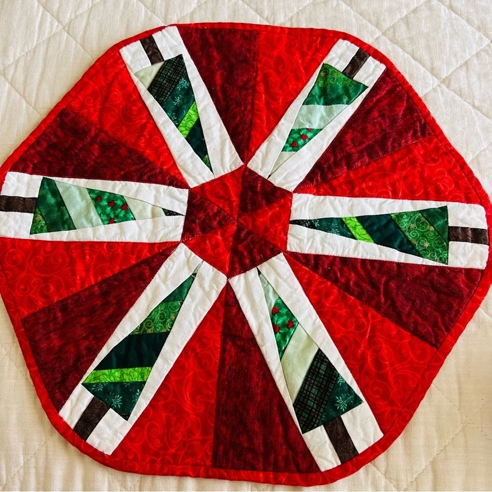 New Handmade Quilted Christmas Table Set Set of 5 (4 Placemats + 1 Centerpiece)